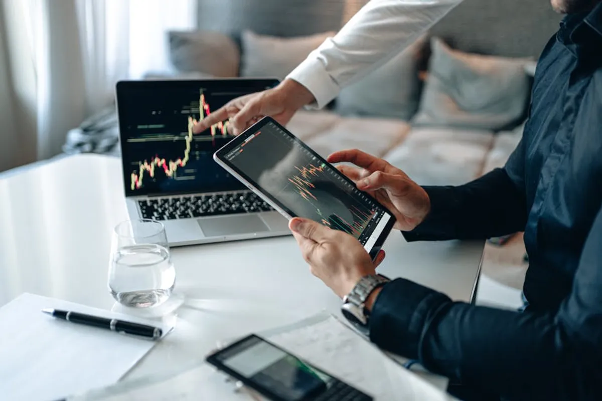 FTSE 100 Index: Price, Outlook, Risks, and Market Signals